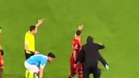 全球足球热点速览：转会动态一览，巨星风采集锦——网易体育